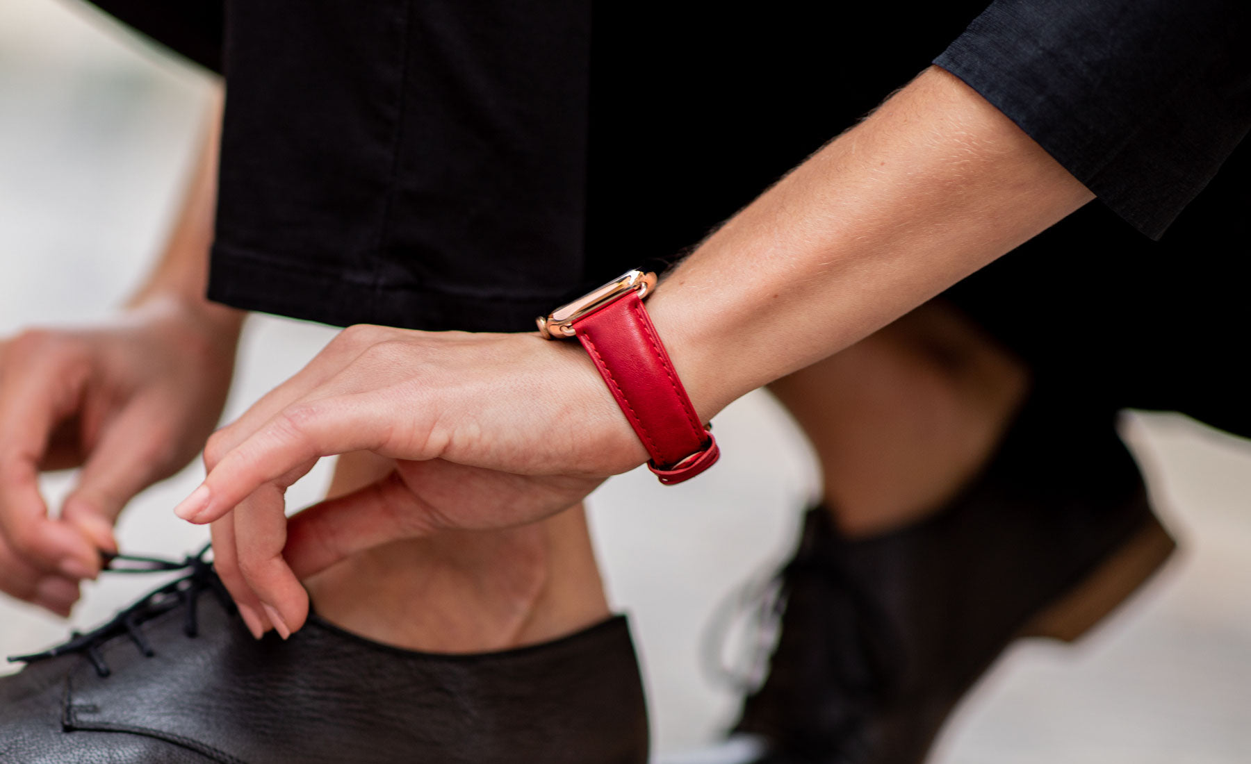 Purpurrotes Apple Watch Lederarmband aus Longvadons Classic-Serie